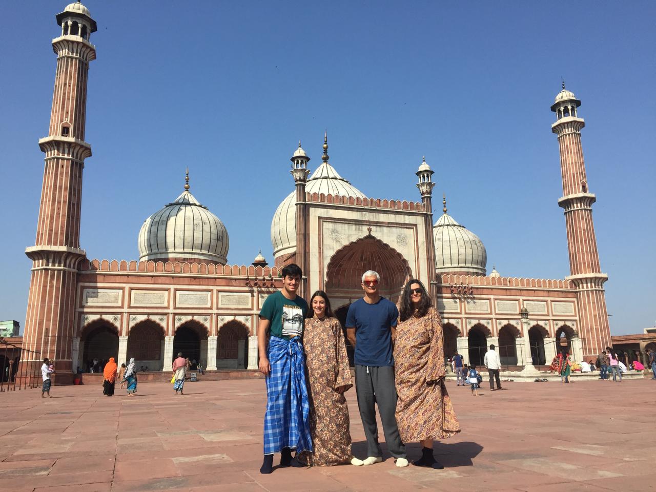 Delhi sightseeing — Red Fort, India Gate and Qutub Minar