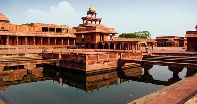 The red sandstone courtyard and water tank at Fatehpur Sikri on the Agra to Jaipur route